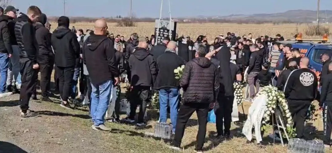 Monument dedicat celor 7 suporteri ai PAOK Salonic decedați în accident, fani din Grecia și Timișoara depun coroane