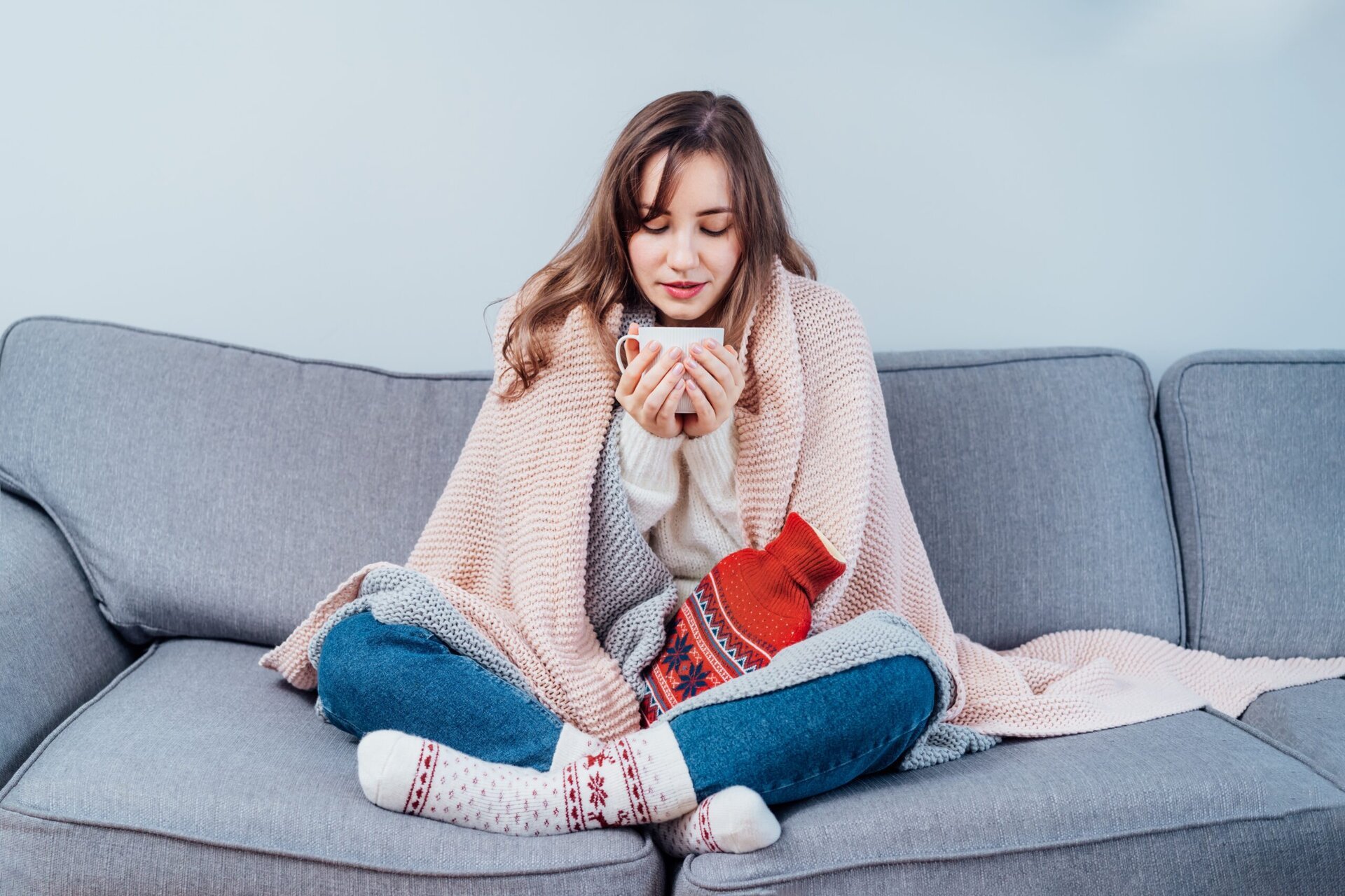 Cât de mult putem conta pe sfaturile populare legate de protecția împotriva frigului? În fața temperaturilor care coboară sub zero, ne învățăm, adesea instinctiv, să ne încălzim sau să evităm anumite comportamente