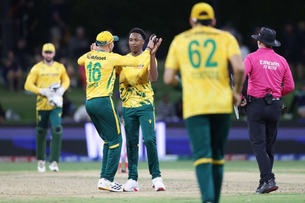 South Africa a debutat cu succes în cel de-al doilea turneu de cricket din această serie, după o victorie solicitată de talentul tânărului seamers Nqobani Mokoena
