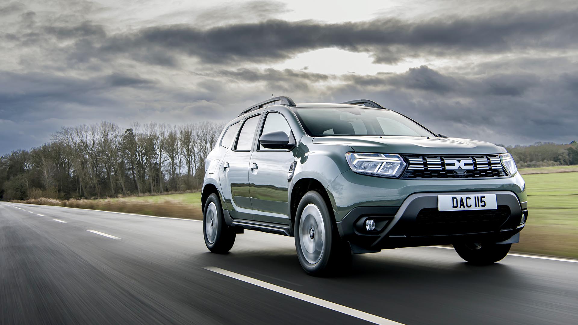 Zgomotul pe care îl resimți la volanul unei Dacia Duster nu provine întotdeauna doar din lipsa de materiale fonoabsorbante, ci este rezultatul unei combinații de factori, de la frecvența cu care rulajul anvelopelor se intersectează cu diferitele tipuri de asfalt, până la alte elemente externe sau interioare