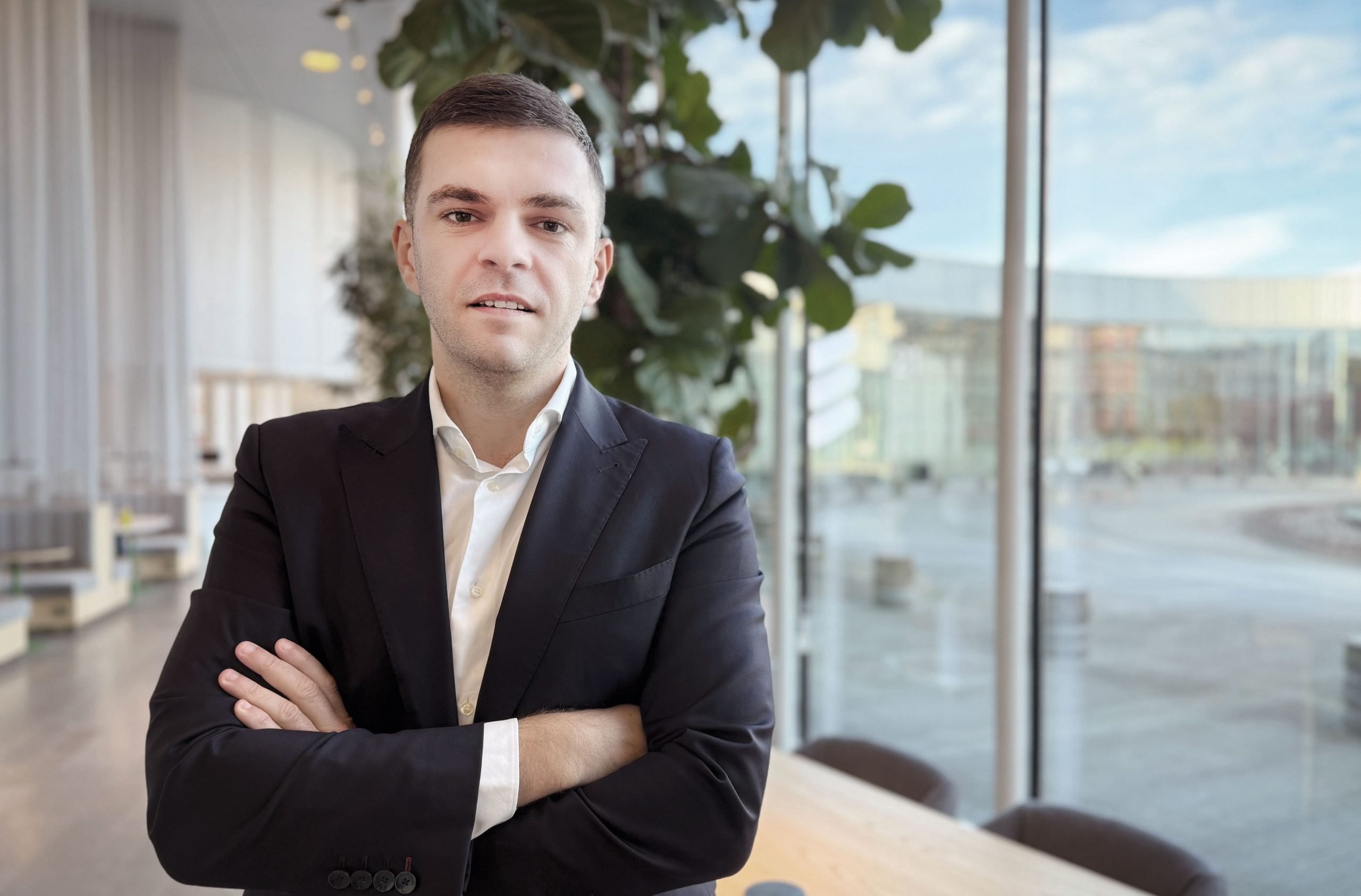 Daniel Tudose, la doar 37 de ani, ocupă poziția de Country Manager al Ericsson România, confirmând astfel o ascensiune impresionantă în domeniul tehnologiei și al telecomunicațiilor