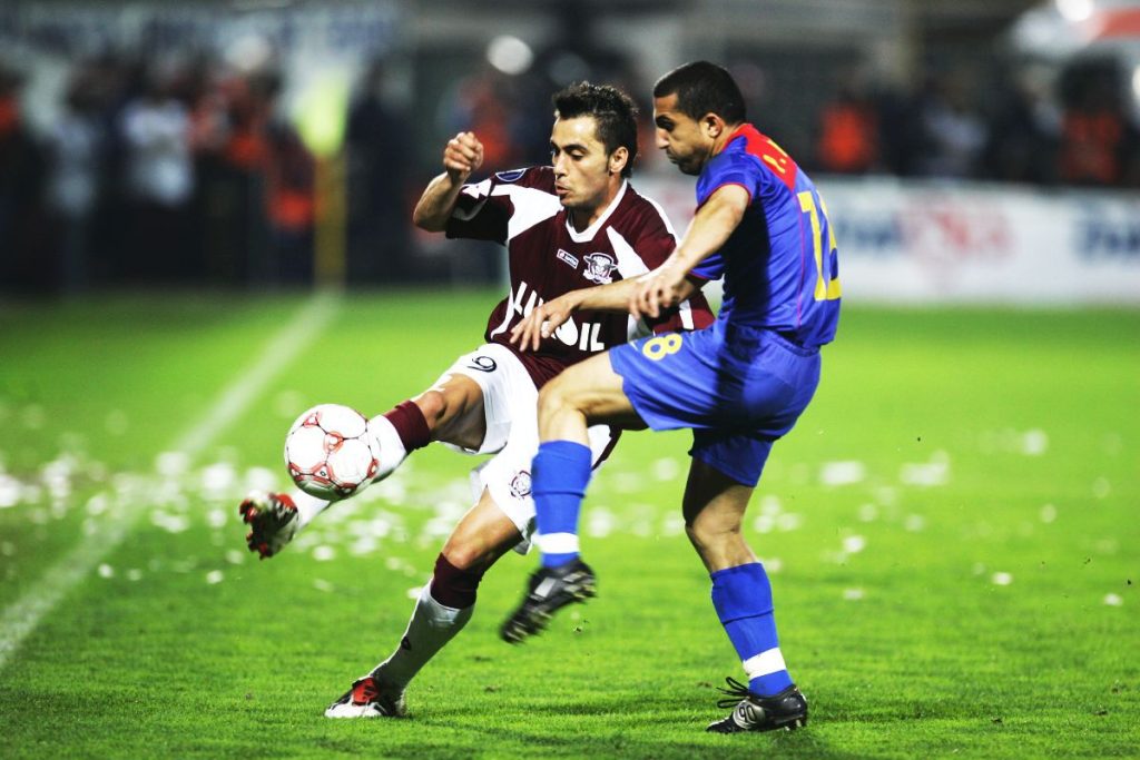 Mugurel Buga analizează duelul tensionat dintre CFR Cluj și Rapid: „Le trebuie un mijlocaș central, un servant care să apară la 16 metri” Vineri, stadionul din Gruia va găzdui un meci crucial pentru lupta la titlu din Liga 1, între CFR Cluj și Rapid București