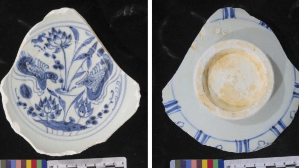 Descoperire majoră în domeniul arheologiei maritime: o epavă cu un transport imens de porțelan albastru-și-alb, semn că comerțul medieval asian era mai vast ca niciodată O descoperire de excepție a zguduit comunitatea științifică în ultimele săptămâni: o epavă din Southeast Asia, încărcată cu un impresionant lot de porțelan albastru-și-alb, vechi de peste șapte secole