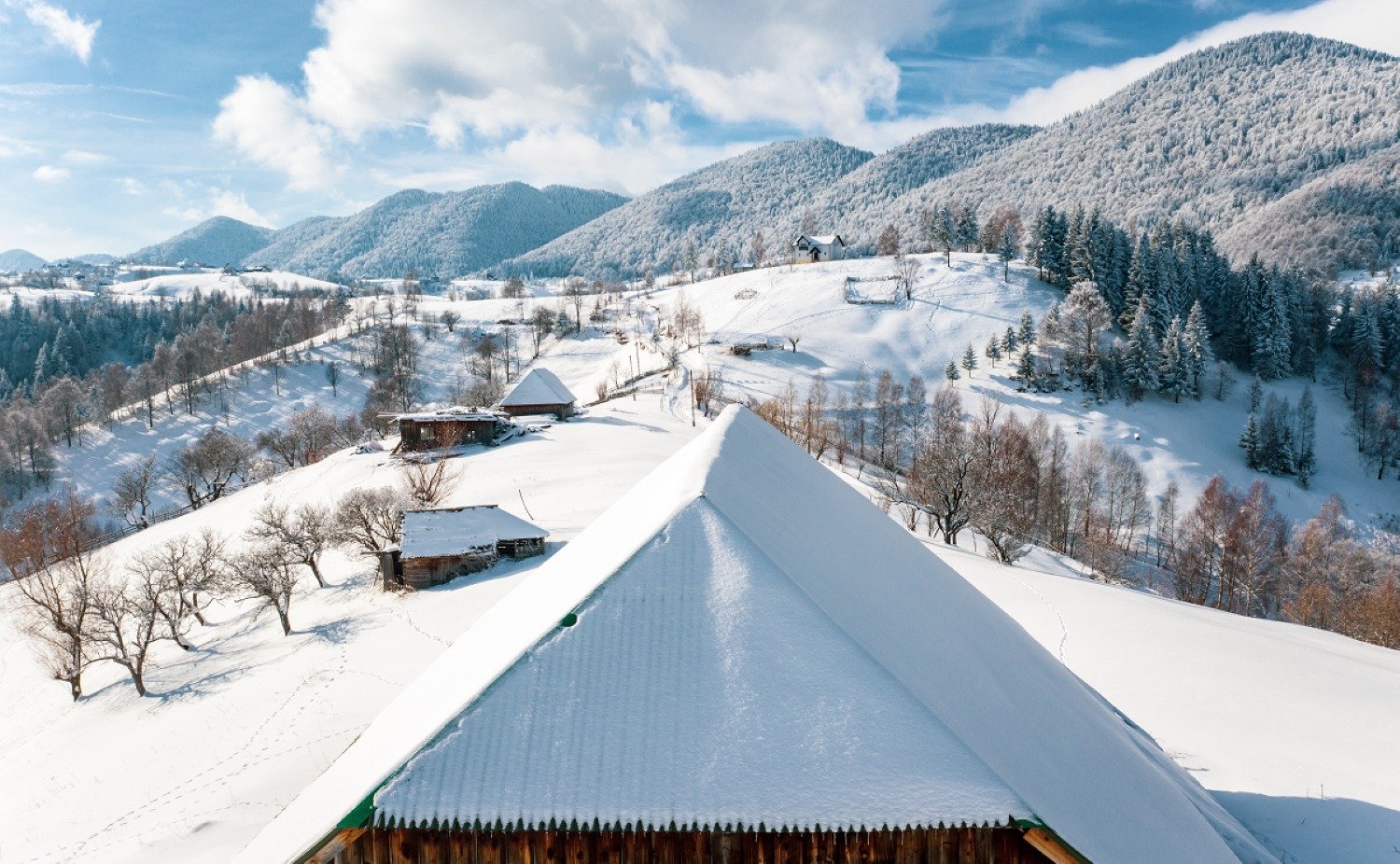 România se transformă într-o poveste de iarnă, cu peisaje de basm care atrag turiști din întreaga lume