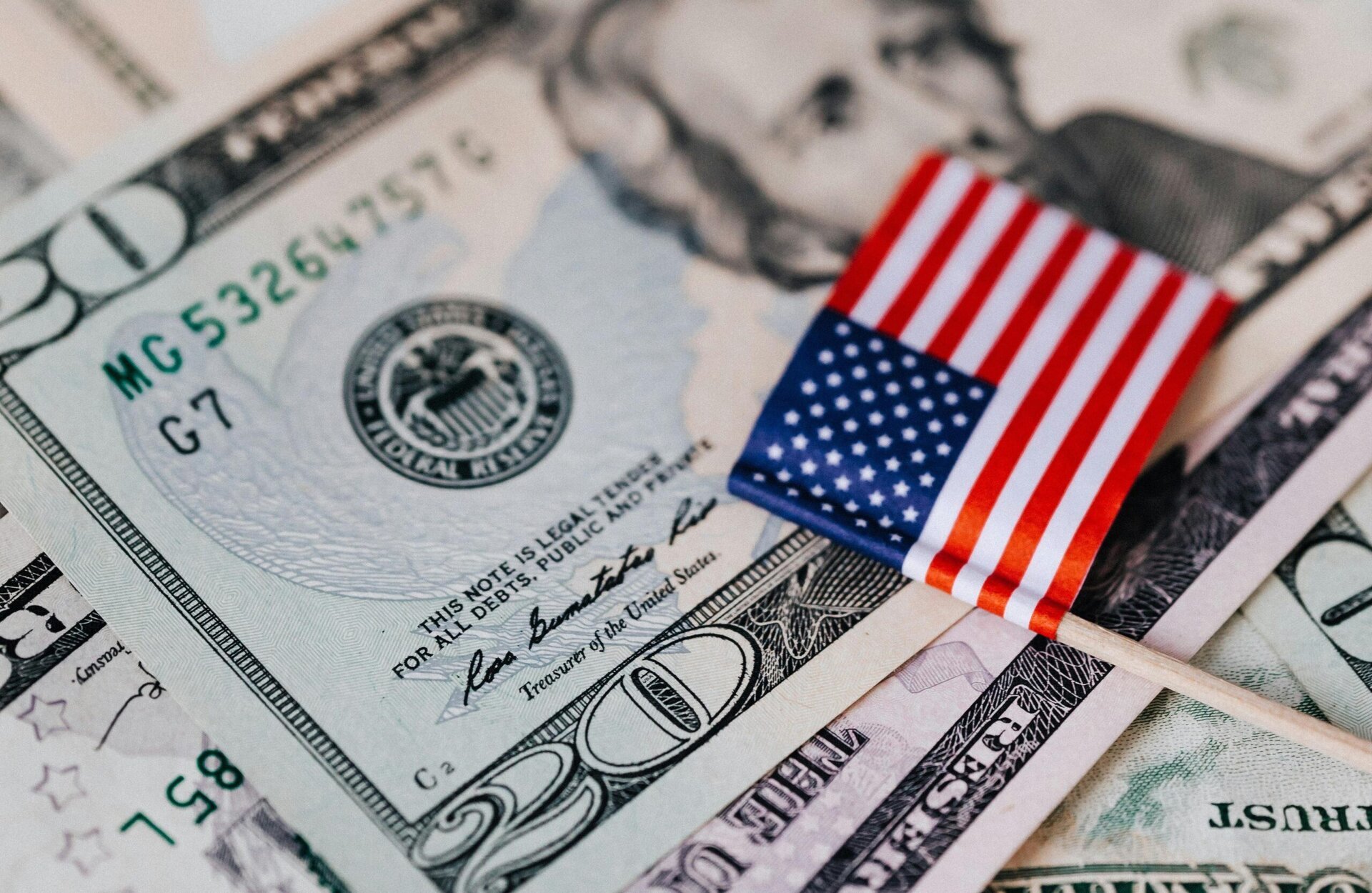 Un spectru al ideologiilor: de la conservator la socialist și dincolo În lumea politică, granițele între ideologii adesea devin fluide, iar percepțiile despre cine se află în spatele fiecărui termen rămân adesea superficial