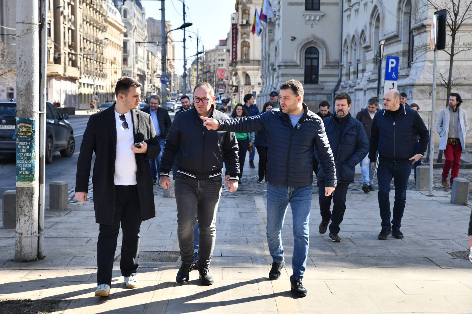 Ciprian Ciucu, noul primar al Capitalei, și-a făcut sâmbătă intrarea în rol cu o ieșire remarcabilă în centrul orașului, demonstrând că intenționează să fie vizibil și activ, cel puțin din punct de vedere al imaginii