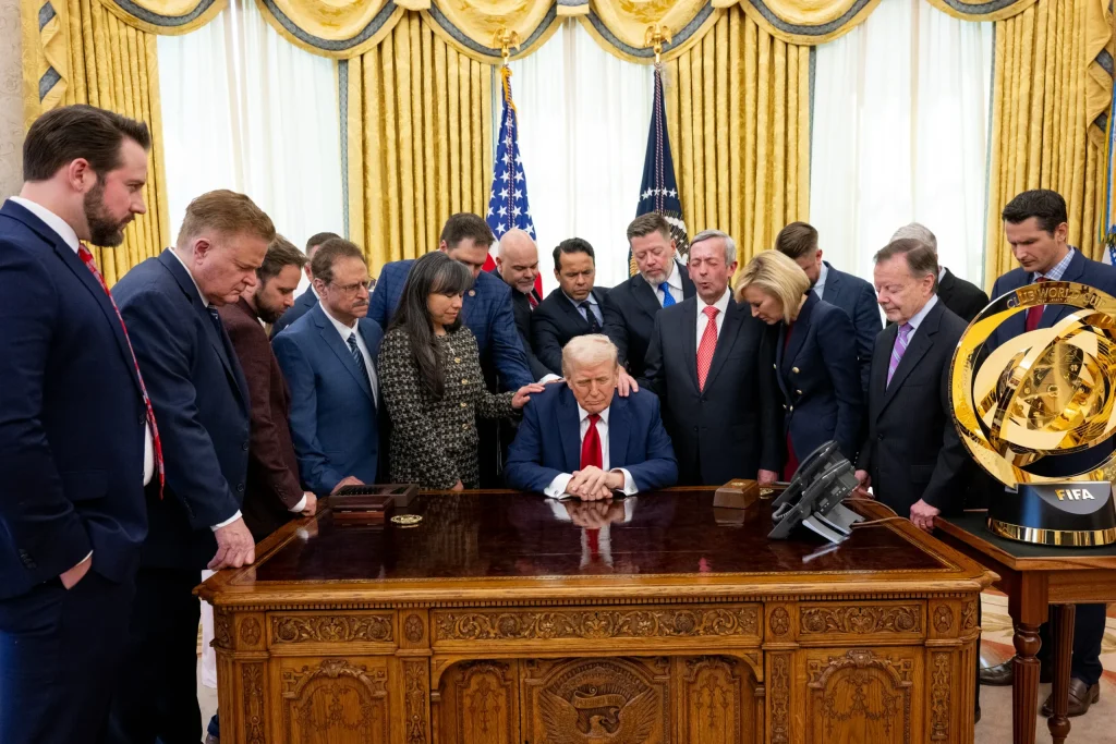 Scenă spirituală la Casa Albă: lideri religioși se roagă pentru Donald Trump în timpul unei perioade de criză Un moment de profunda comuniune religioasă a avut loc la Biroul Oval în timp ce Statele Unite se confruntă cu o serie de crize atât interne, cât și internaționale