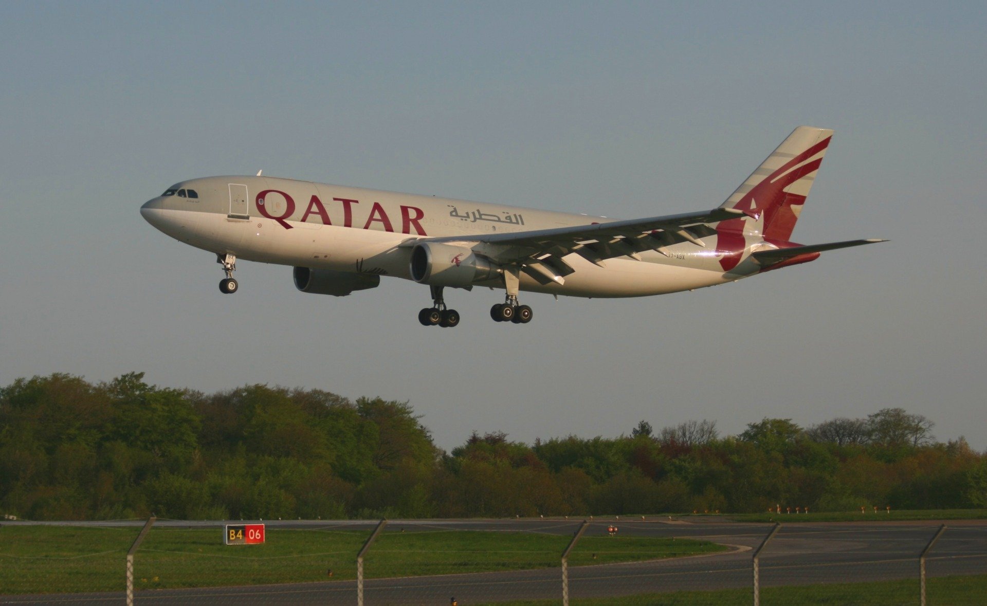 Qatar Airways introduce zboruri de urgență pentru pasagerii blocați în Oman și Arabia Saudită În contextul blocajelor de călătorie cauzate de criza politică și diplomatică în regiunea Golfului, Qatar Airways a anunțat pentru joi o serie de zboruri de urgență limitate, menite să scoată din impas pasagerii blocați în Oman și Arabia Saudită