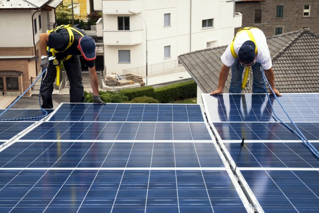 Prosumatorii din România devin tot mai interesați de stocarea energiei, pe măsură ce legislația se pregătește să se schimbe radical România înregistrează o creștere accelerată a numărului de prosumatori care instalează capacități de stocare a energiei produse de panourile fotovoltaice