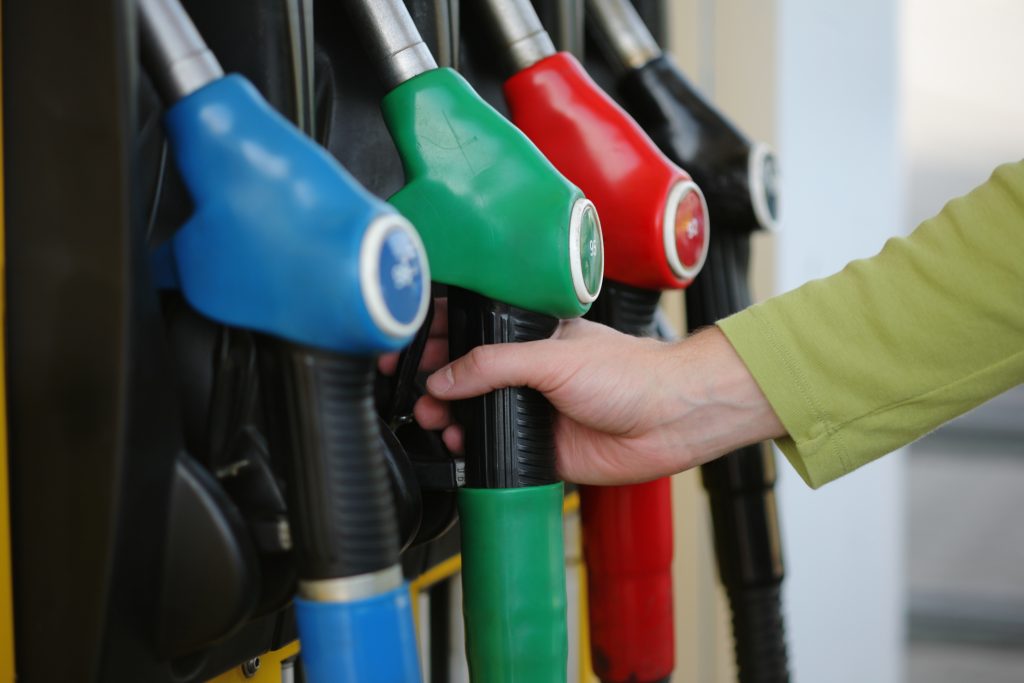 Prețurile carburanților din România continuă să fie în centrul atenției consumatorilor și specialiștilor din domeniul energetic, odată cu recentele fluctuații de pe piață