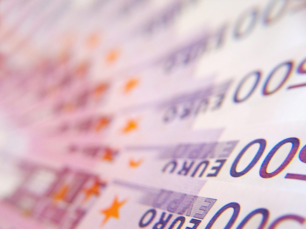 Botoșăneanul care a câștigat peste 22,9 milioane de lei la Loto a ridicat luni premiul considerabil, în cadrul unei ceremonii simple dar pline de emoție