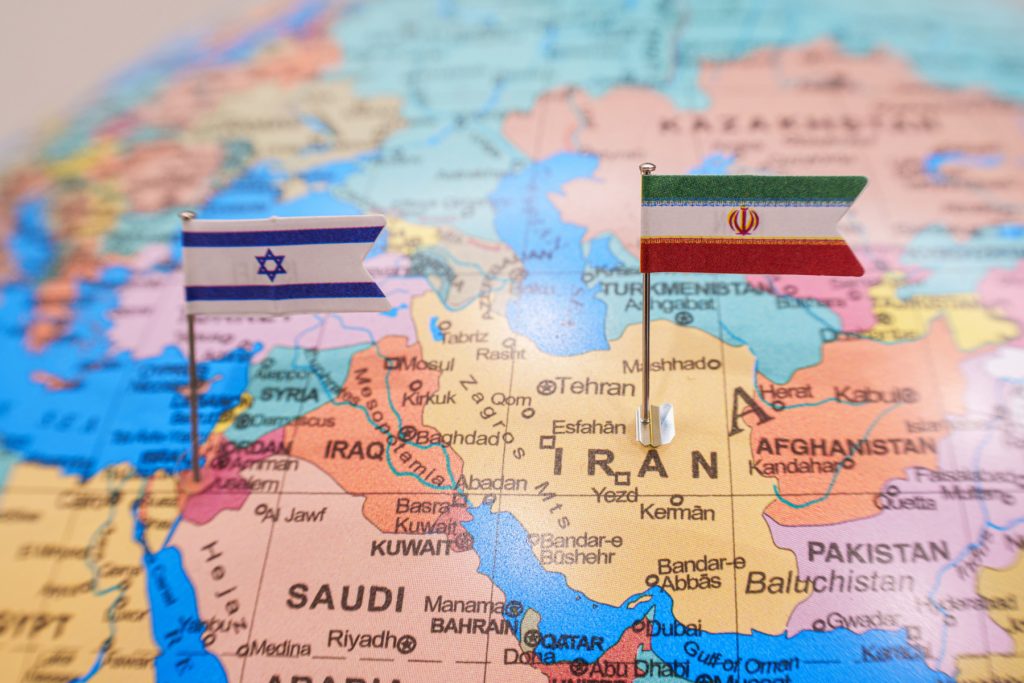 Iranul amenință cu răzbunare nucleară dacă Israelul sau SUA vor încerca să schimbe regimul de la Teheran Într-un climat de tensiuni extrem de ridicat, Iranul a lansat un avertisment dur în legătură cu posibile acțiuni militare din partea Israelului și a Statelor Unite împotriva regimului de la Teheran