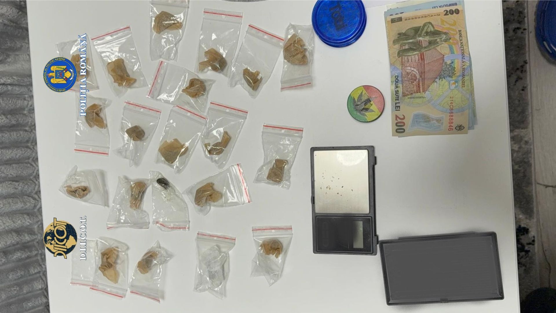 Trei bărbați din Buzău au fost reținuți recent de Procuratura DIICOT după ce ancheta a scos la iveală o rețea complexă de trafic de droguri, ce funcționa în zona orașului, folosind metode moderne și criptomonede pentru plăți