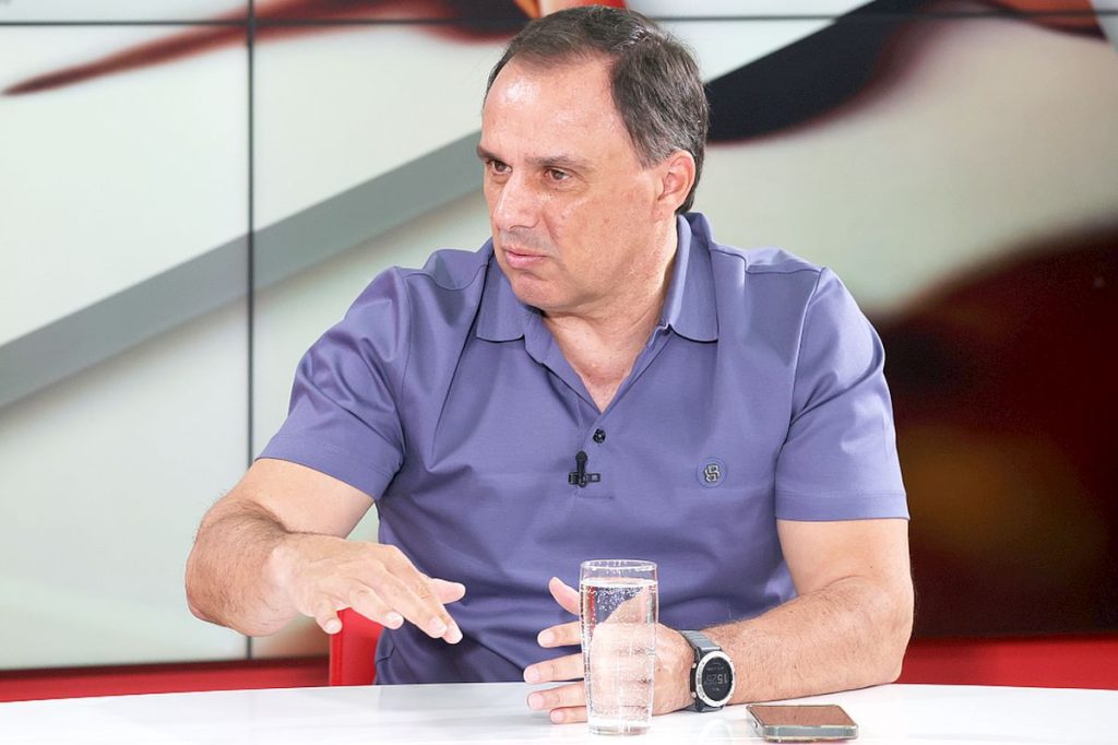 Basarab Panduru, fostul mare mijlocaș al echipei naționale, a anunțat recent componentele favorite pentru linia mediană a României în barajul cu Turcia, programat pentru joi, 26 martie, la Istanbul
