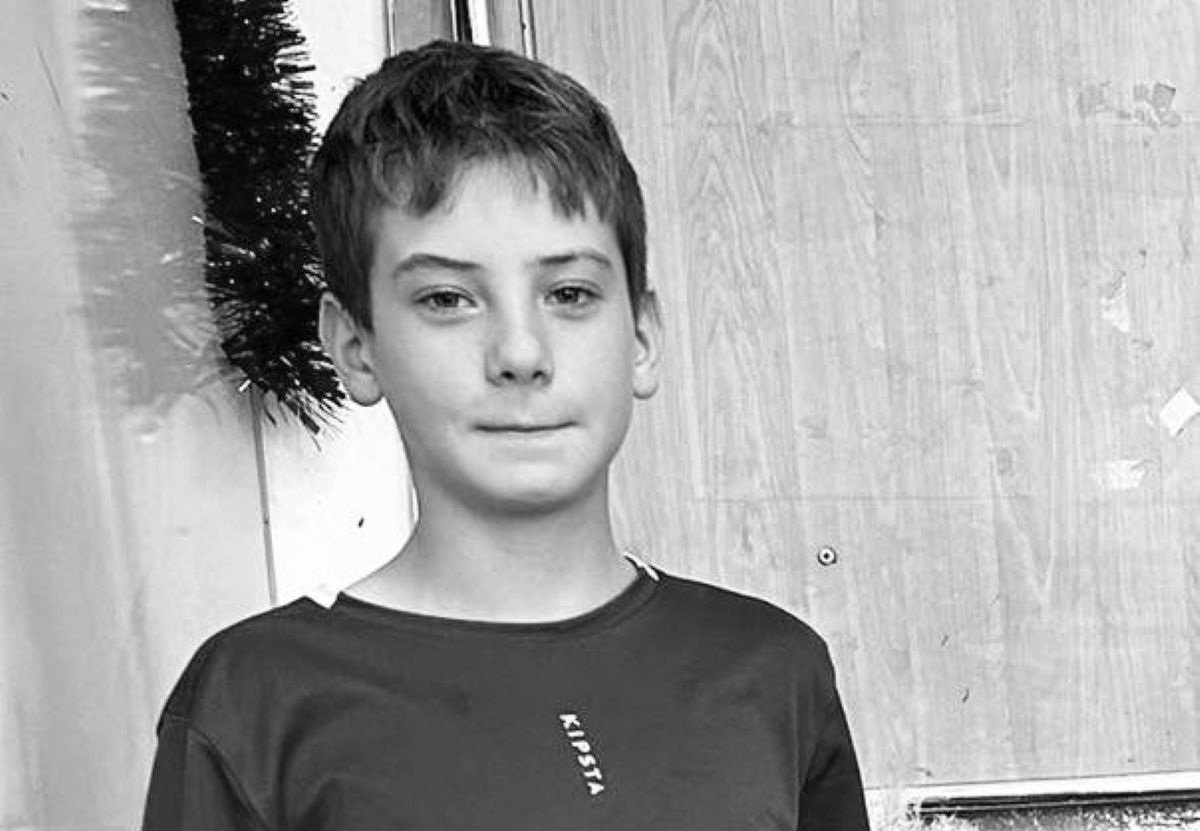 Tragedie într-o școală din Ipotești: elev de 14 ani a murit subit în timpul orei de sport O veste șocantă a zguduit recent comunitatea locală din Ipotești, după ce Dănuț, un elev de numai 14 ani de la Școala Gimnazială „Mihai Eminescu”, și-a pierdut viața brusc, în condiții inexplicabile