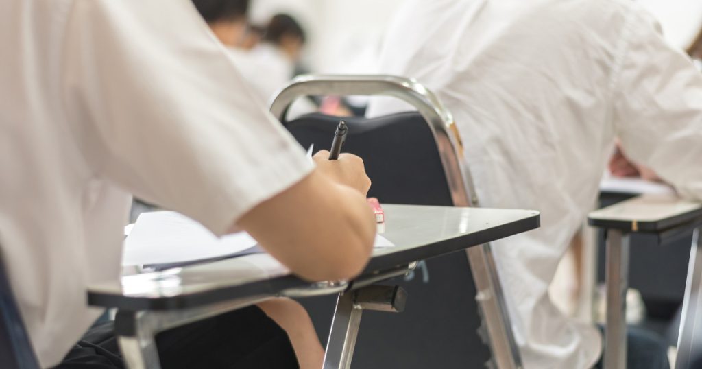 Elevii de clasele a XII-a și a XIII-a, care urmează cursurile serale sau cu frecvență redusă, au susținut miercuri, 25 martie, proba la alegere a profilului și specializării în cadrul simulării bacalaureatului din 2026