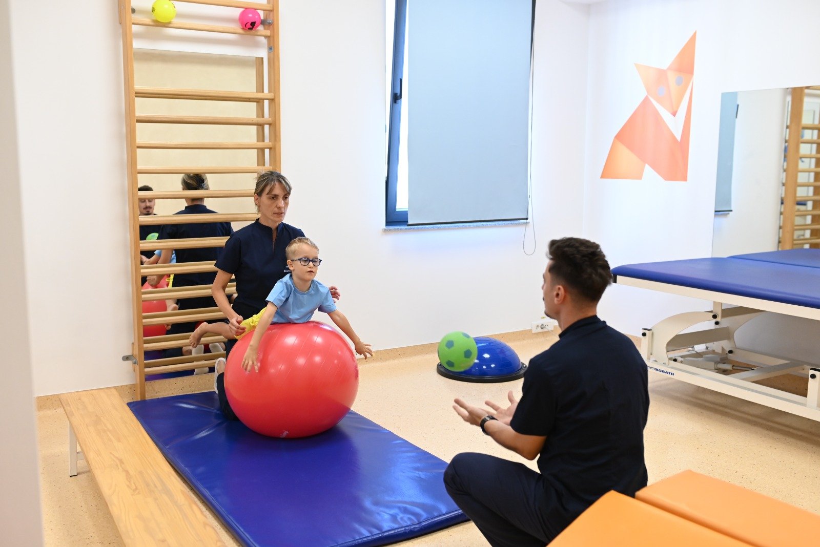 Evaluările profilactice la copii: un instrument vital pentru o dezvoltare sănătoasă Mulți părinți evită să apeleze la specialiști până când observă semne clare ale unor probleme – dureri de spate cronice, dificultăți în a menține o poziție corectă, tulburări de vorbire sau dificultăți de adaptare în colectivitate