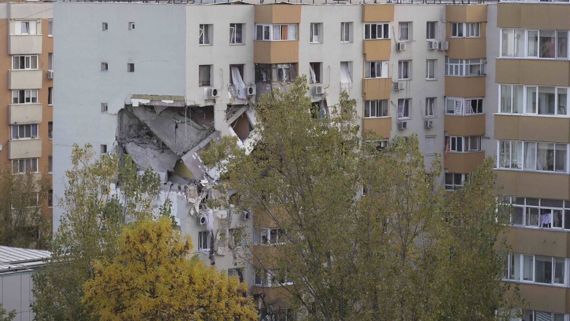 Autorizație de construcție pentru consolidarea clădirii de pe strada Vicina, afectată de explozia din Rahova Primăria Sectorului 5 a anunțat emiterea autorizației de construire pentru lucrările de consolidare și punere în siguranță a blocului situat pe strada Vicina, din cartierul Rahova, grav afectat de explozia din data de 17 octombrie