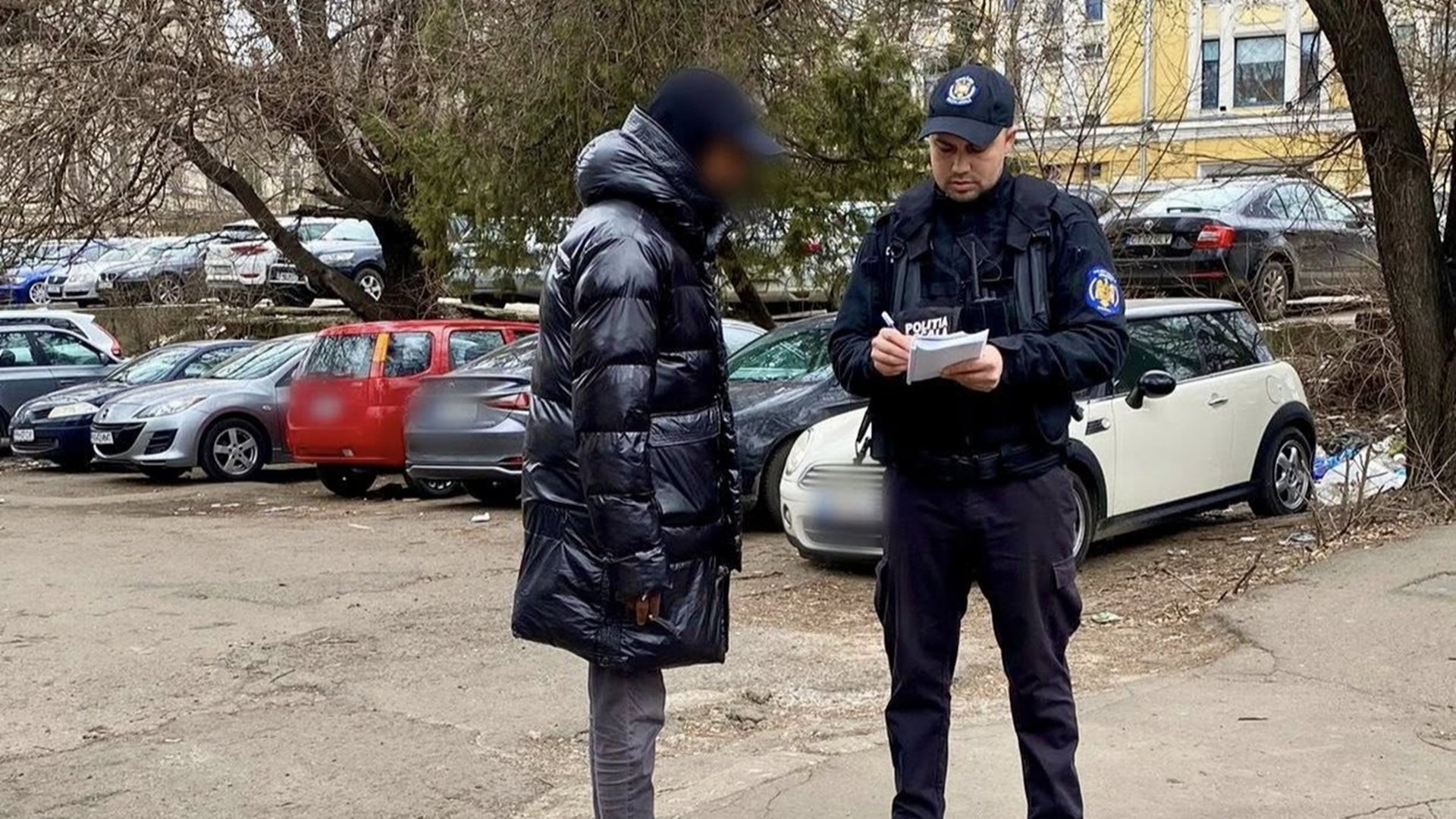 Peste o sută de amenzi, în valoare de peste 22.000 de lei, au fost aplicate în ultimele zile de către Poliția Locală din București celor pe care i-a identificat drept falși parcagii în zonele centrale ale orașului