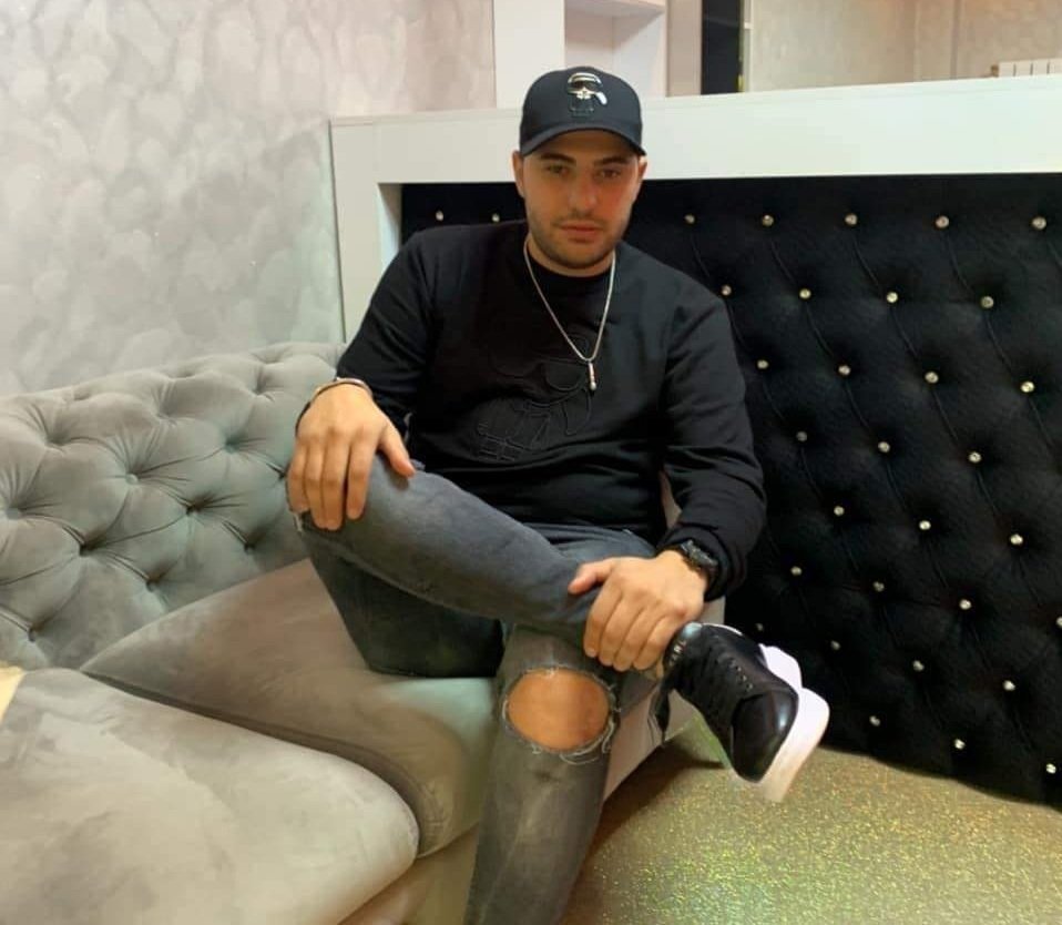 Un bărbat de 34 de ani, fiul cunoscutului manelist Nicolae Guță, se află în centrul unei anchete penale după ce a fost prins conducând în condiții ilegale pe drumul național DN 66, în județul Hunedoara