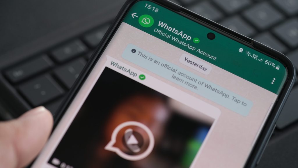 WhatsApp, cea mai utilizată aplicație de mesagerie instant din lume, pare să se îndrepte spre o nouă etapă a evoluției sale, o strategie menită să fidelizeze utilizatorii și să răspundă noilor tendințe în personalizarea experienței digitale
