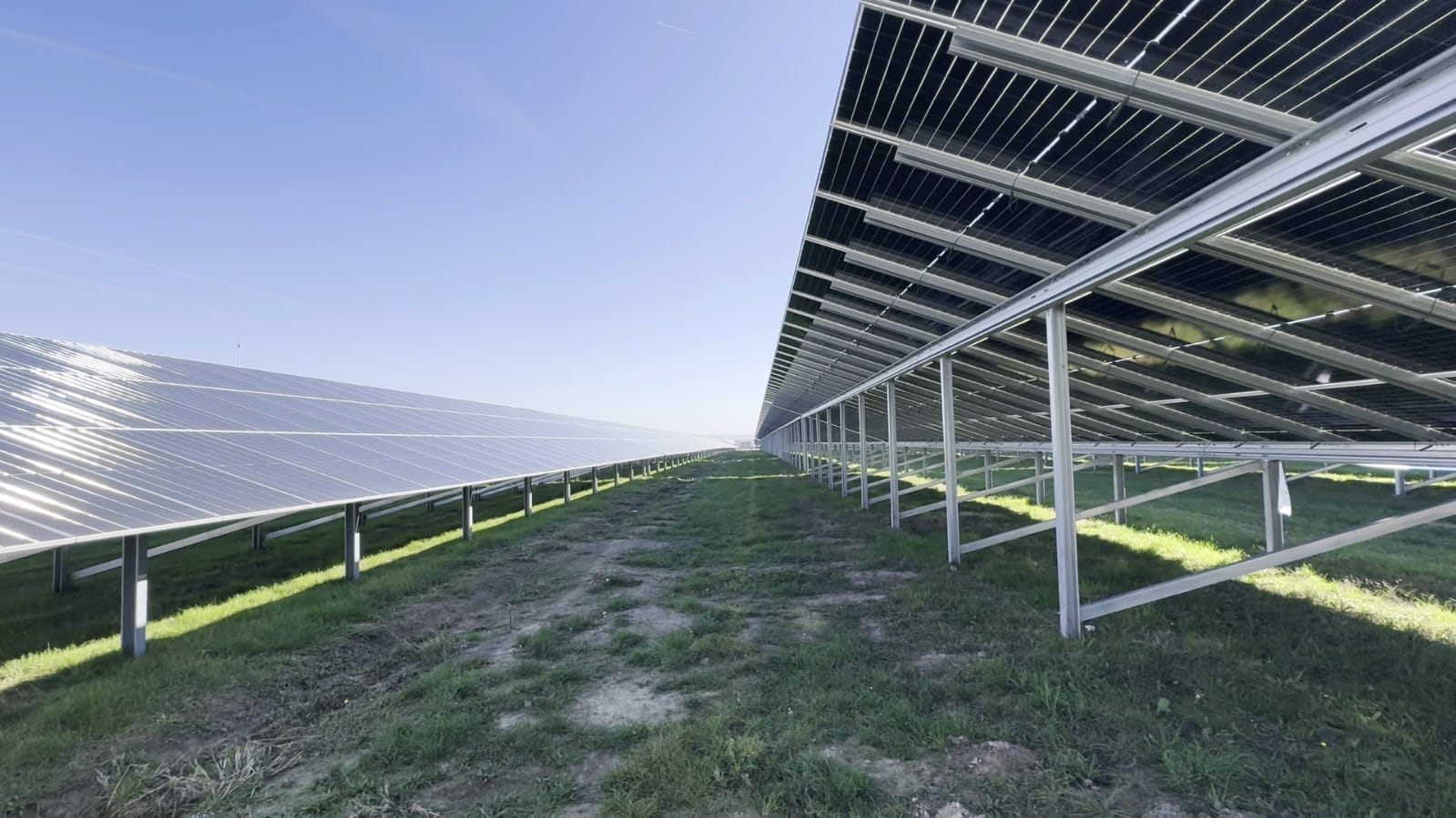 România înregistrează un nou record național în producția de energie solară, confirmând astfel trendul ascendent al sectorului fotovoltaic pe fondul creșterii investițiilor și al extinderii capacităților instalate