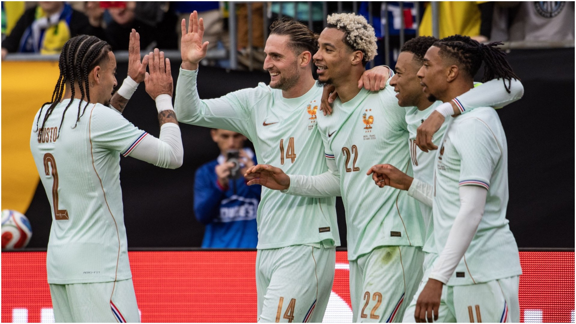 Naționalele care nu se află în cadrul barajelor de calificare pentru Campionatul Mondial au început, deja, să dispute meciuri amicale, unele dintre acestea atrăgând un interes crescut din partea fanilor datorită stilului deschis și rezultatelor surprinzătoare