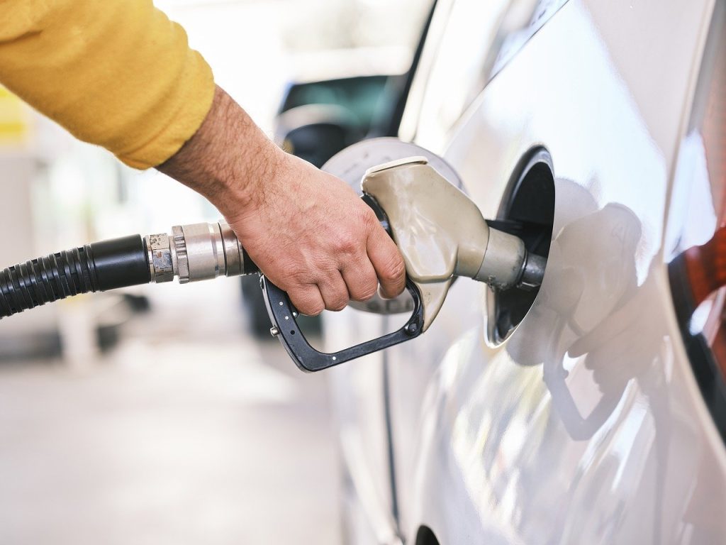 Prețurile la carburanți în România se apropie de un nou prag alarmant, pe fondul tensiunilor geopolitice din Orientul Mijlociu, iar scenariul unui val semnificativ de creșteri până la sfârșitul lunii mai devine din ce în ce mai realist pentru mulți șoferi și companii din domeniu