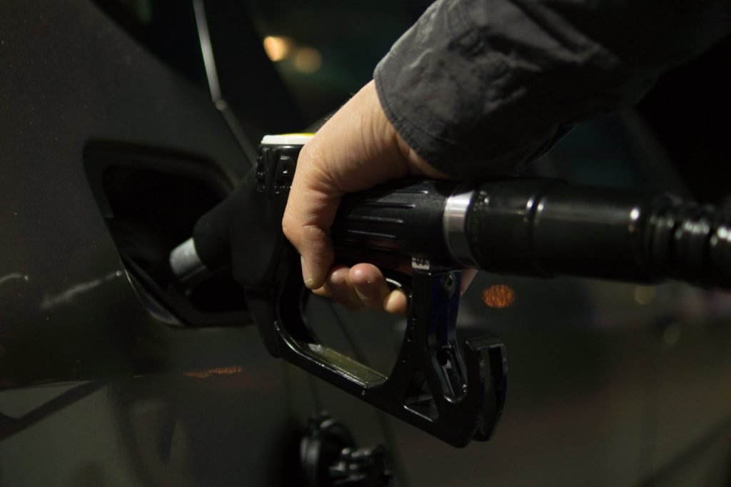 Prețurile carburanților în România păcălesc consumatorii: motorina peste nivelul de echilibru al pieței Prețul motorinei afisat în benzinării pare să fie cu aproximativ 10 bani pe litru mai scump decât nivelul corect de piață, potrivit unei analize recente realizate de Dumitru Chisăliță, președintele Asociației Energia Inteligentă (AEI)