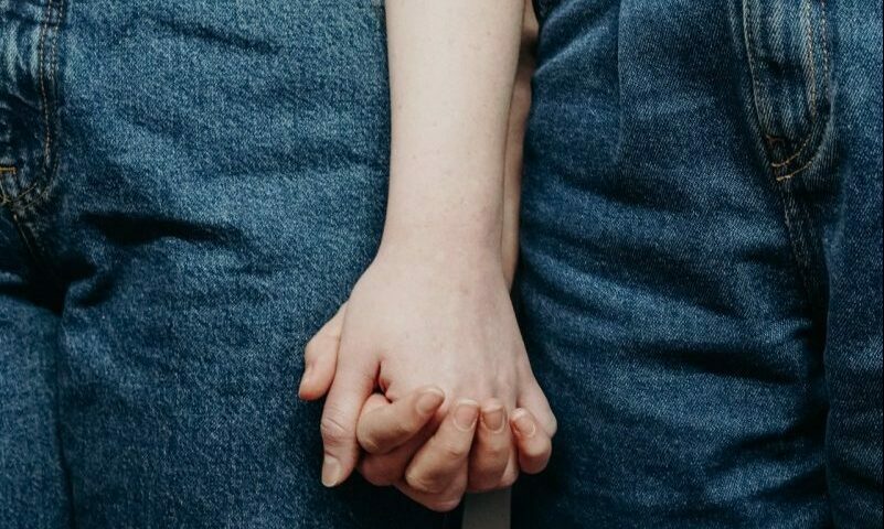 gay-cuplu-homosexual-copii-jeans-e1687258670975.jpg - StiriAlese