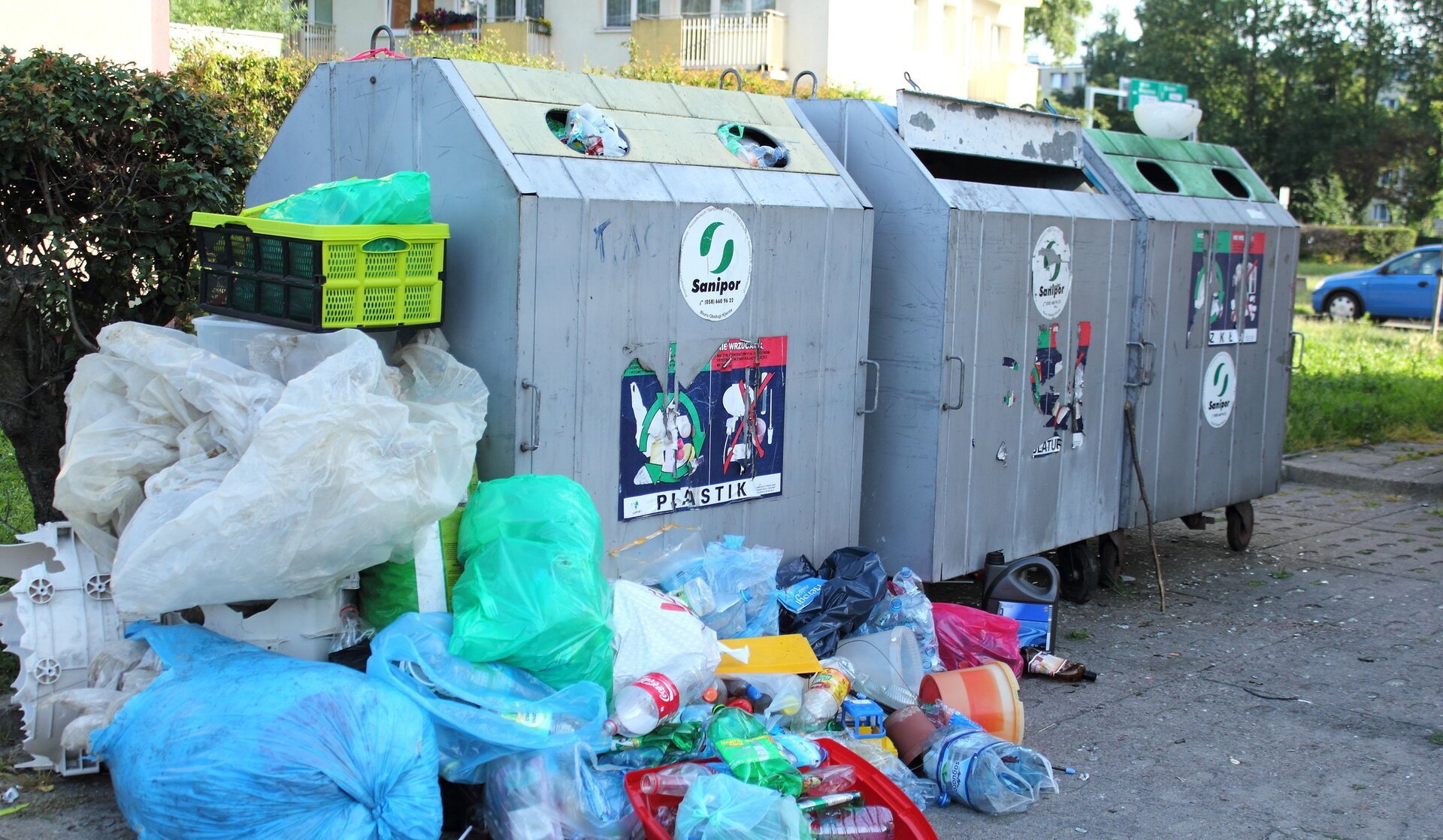 Abandonarea mobilierului sau a deșeurilor voluminoase pe domeniul public a devenit ilegală începând cu această lună, fiind sancționată cu amenzi și alte măsuri contravenționale