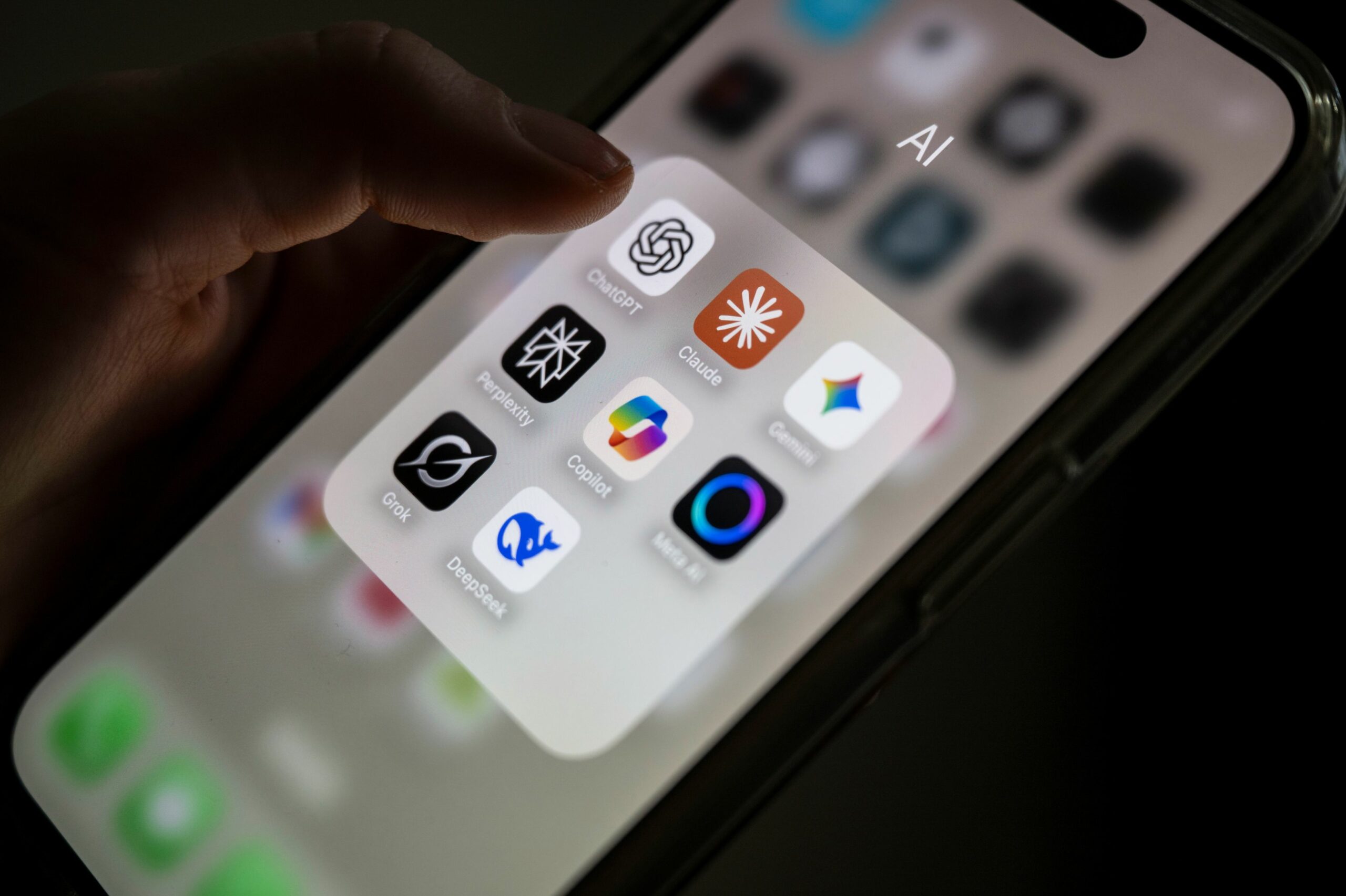 Un val de proteste și dezgust se ridică în mediul online după anunțul privind noua colaborare a companiei OpenAI cu Pentagonul, o mutare ce a stârnit o reacție furibundă din partea utilizatorilor ChatGPT