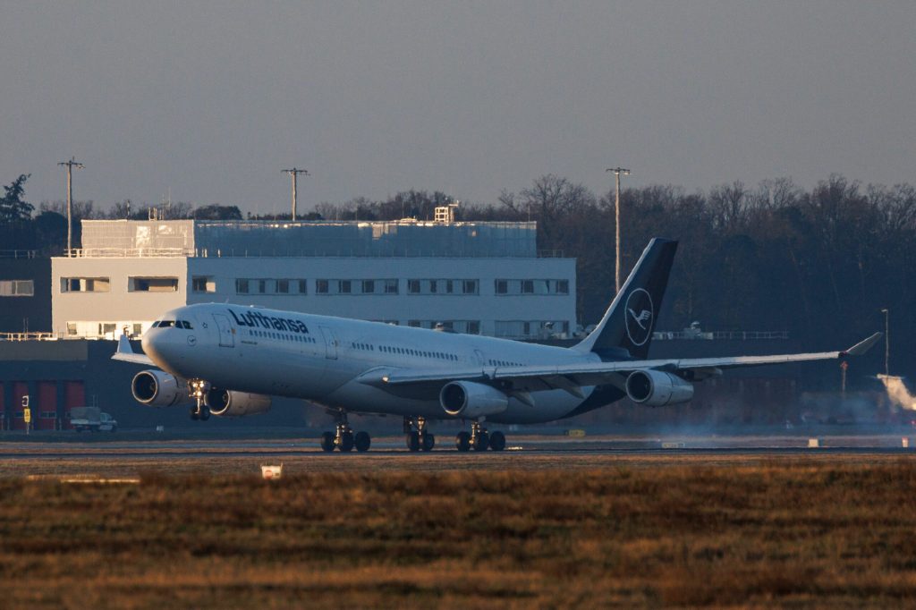 Criza din Orientul Mijlociu afectează operațiunile aviatici internaționale: zboruri de repatriere întrerupte și spațiu aerian închis temporar Tensiunile din Orientul Mijlociu au escaladat din nou, afectând grav zborurile internaționale și operativitatea aeroporturilor din regiune