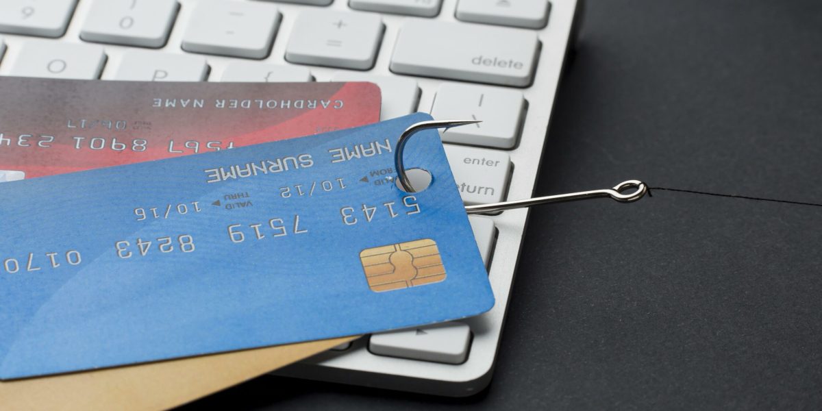 high-angle-keyboard-with-credit-cards-hook-phishing-scaled.jpg - StiriAlese