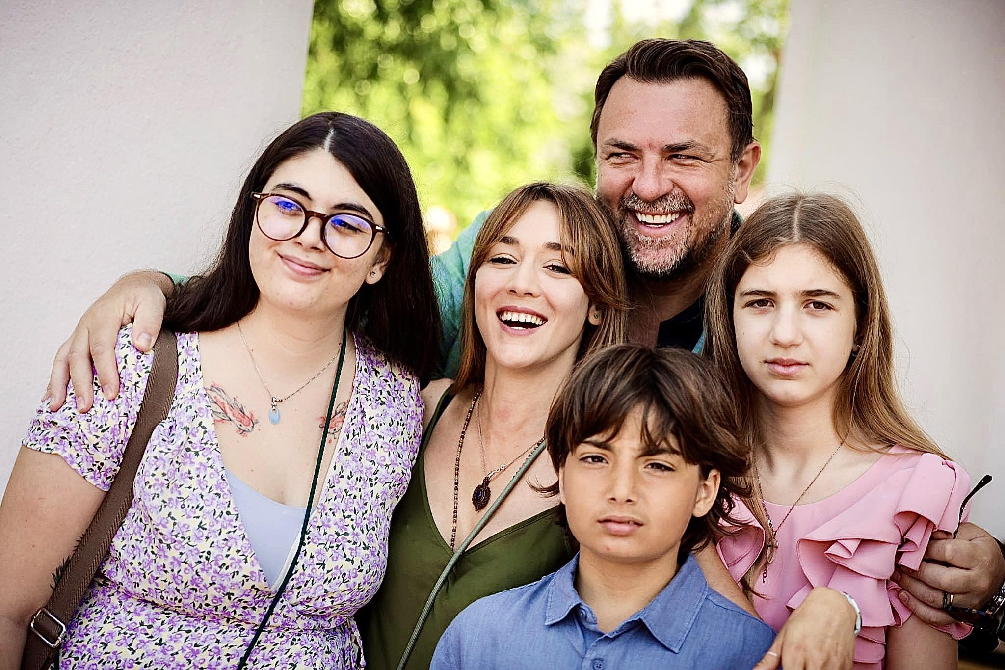 Horia Brenciu și familia sa, nevoiți să ia decizii rapide din cauza conflictului din Ucraina Horia Brenciu, unul dintre cei mai îndrăgiți artiști români, se află în aceste zile într-o situație imprevizibilă și plină de provocări, cauzată de evoluția conflictului din Ucraina