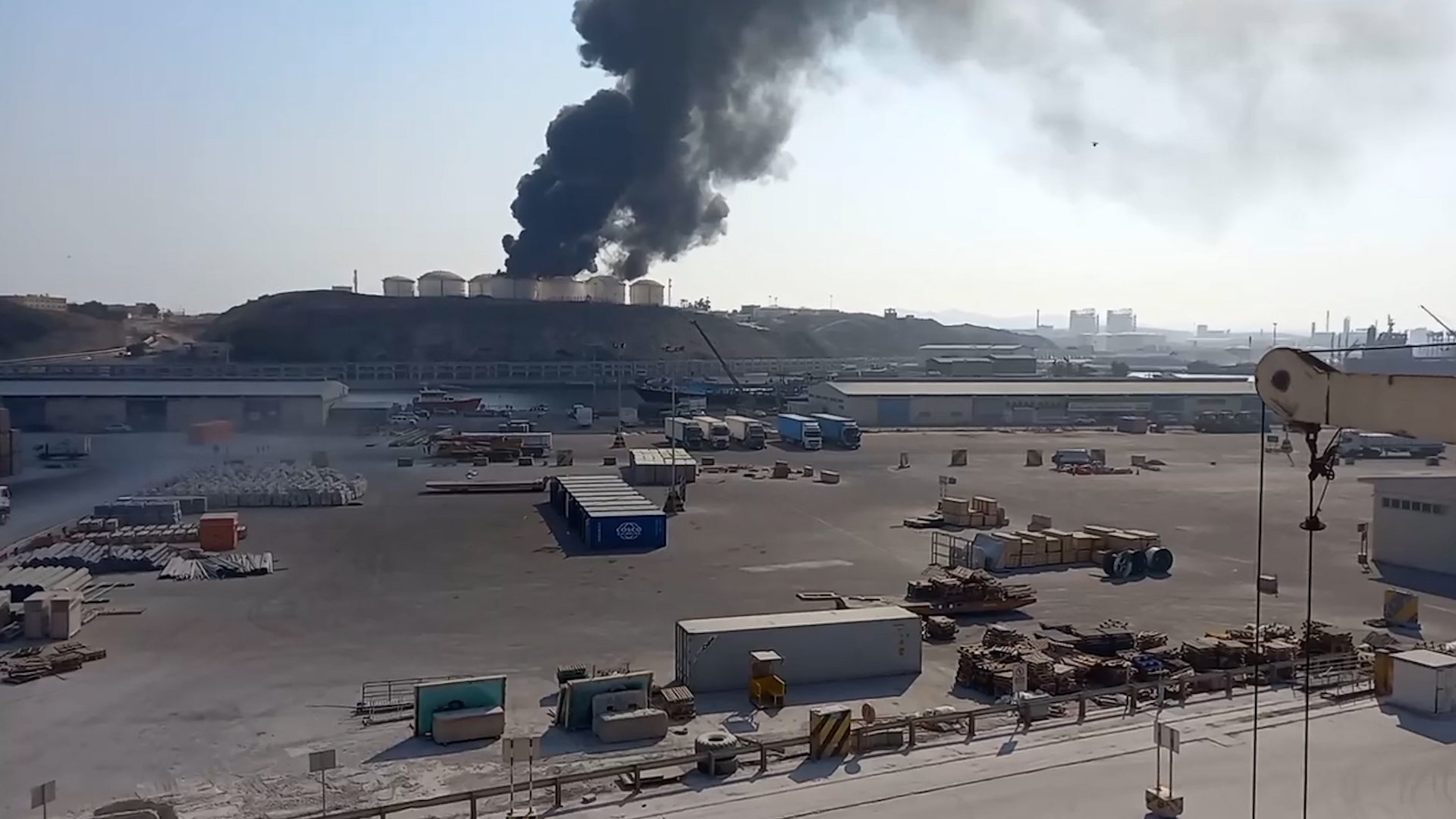 Drones au atacat infrastructura petrolieră din portul Salalah, Oman, declanșând un incendiu de proporții, în timp ce autoritățile locale afirmă că sunt în plină reacție pentru stingerea flăcărilor
