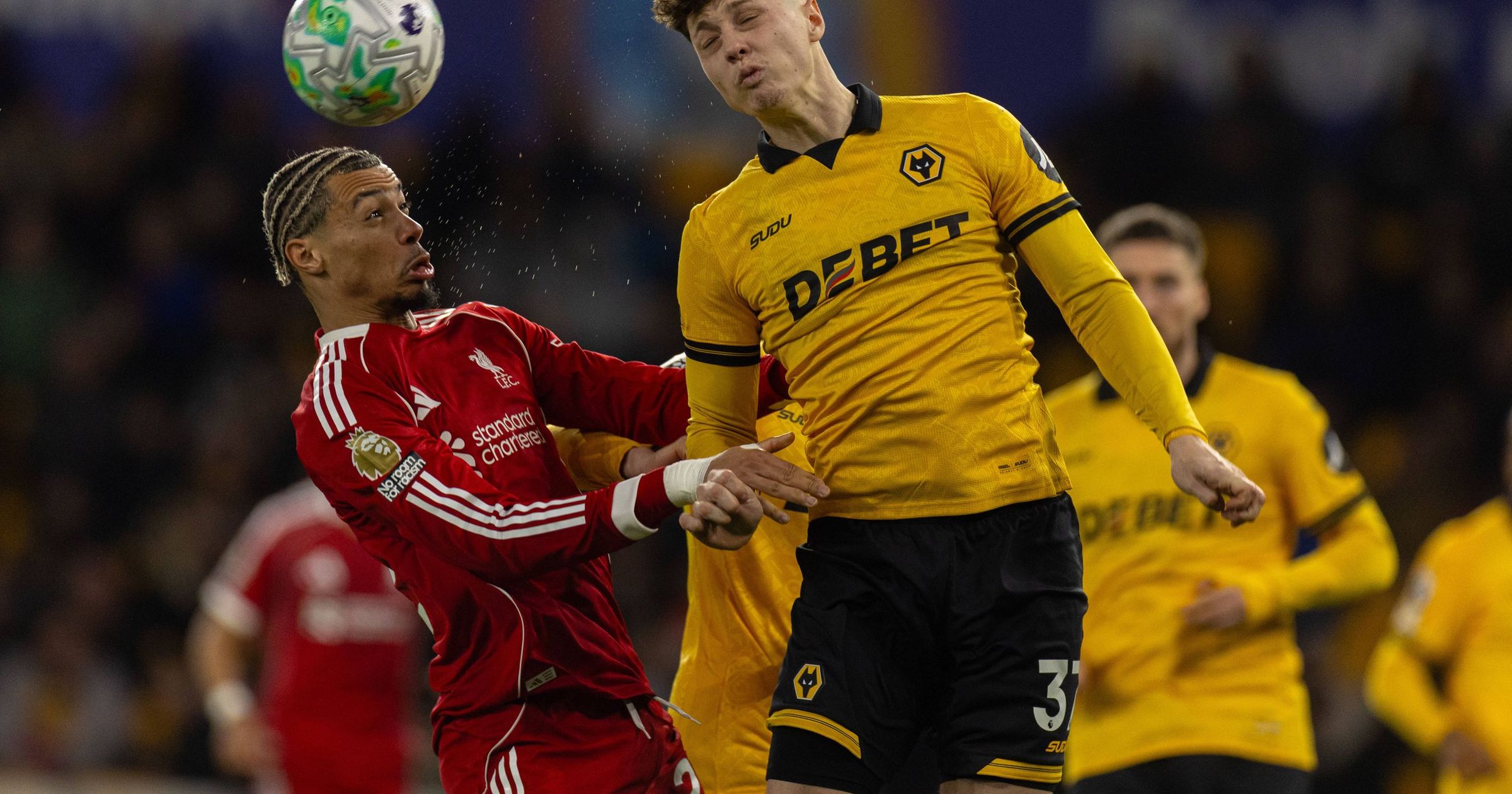 Liverpool a suferit o înfrângere neașteptată în deplasare, pierzând cu scorul de 2-1 în fața Wolverhamptonului, ultimul clasat din Premier League, într-un meci din etapa a 29-a