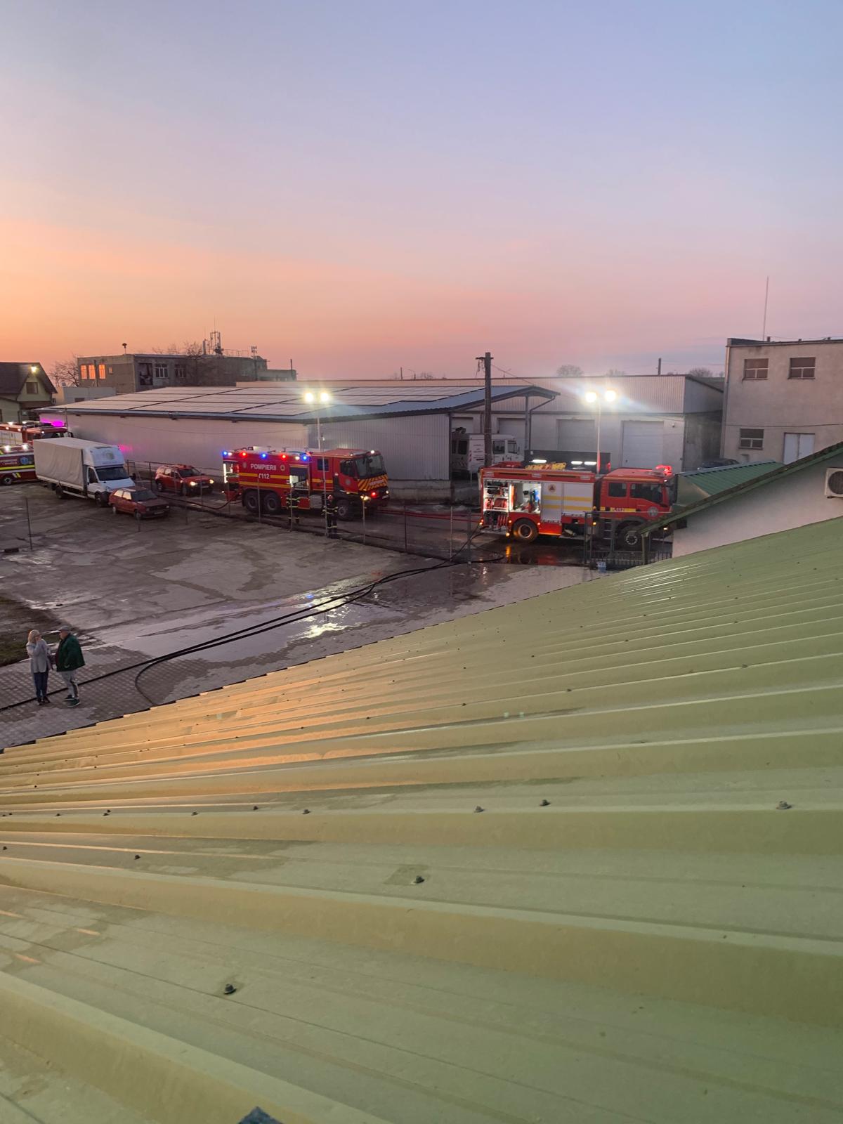 Incendiu de proporții într-un depozit de lemne din Satu Mare, o intervenție rapidă care a prevenit o catastrofă Un incendiu izbucnit în cursul nopții de marți spre miercuri în localitatea Carei a stârnit alarmă și a mobilizat forțe importante de intervenție