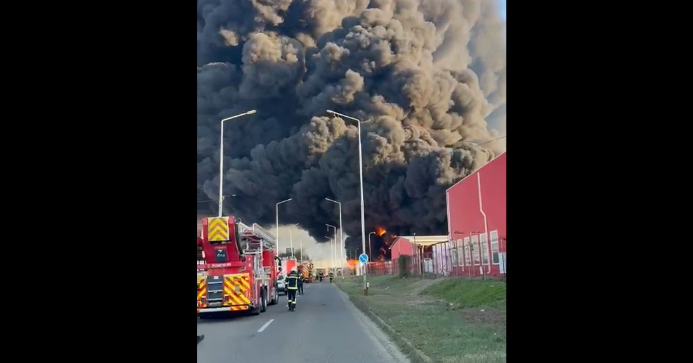 Incendiu major într-o fabrică de polistiren din Arad, autoritățile emit avertismente pentru populație Un incendiu puternic a izbucnit miercuri dimineață în incinta unei fabrici de polistiren din municipiul Arad, generând un fum gros și toxic ce s-a dispersat rapid în zona adiacentă