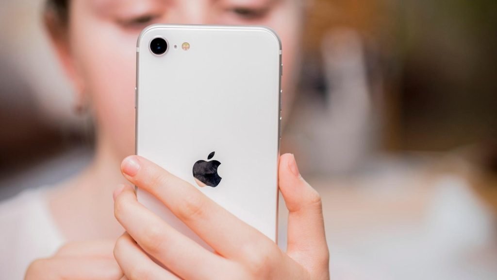 În lupta cu spamul și frauda online, Apple a introdus o funcție inovatoare, „Hide My Email”, care promite să aducă o adevărată schimbare în modul în care gestionăm confidențialitatea digitală