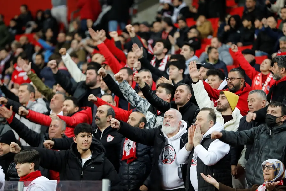Samsunspor a fost învinsă acasă cu scorul de 3-1 de către Rayo Vallecano, în manșa tur a optimilor UEFA Conference League, într-un meci care a fost marcat nu doar de rezultate sportive, ci și de un spectacol de atmosferă și solidaritate între fani, ce a depășit limitele fotbalului