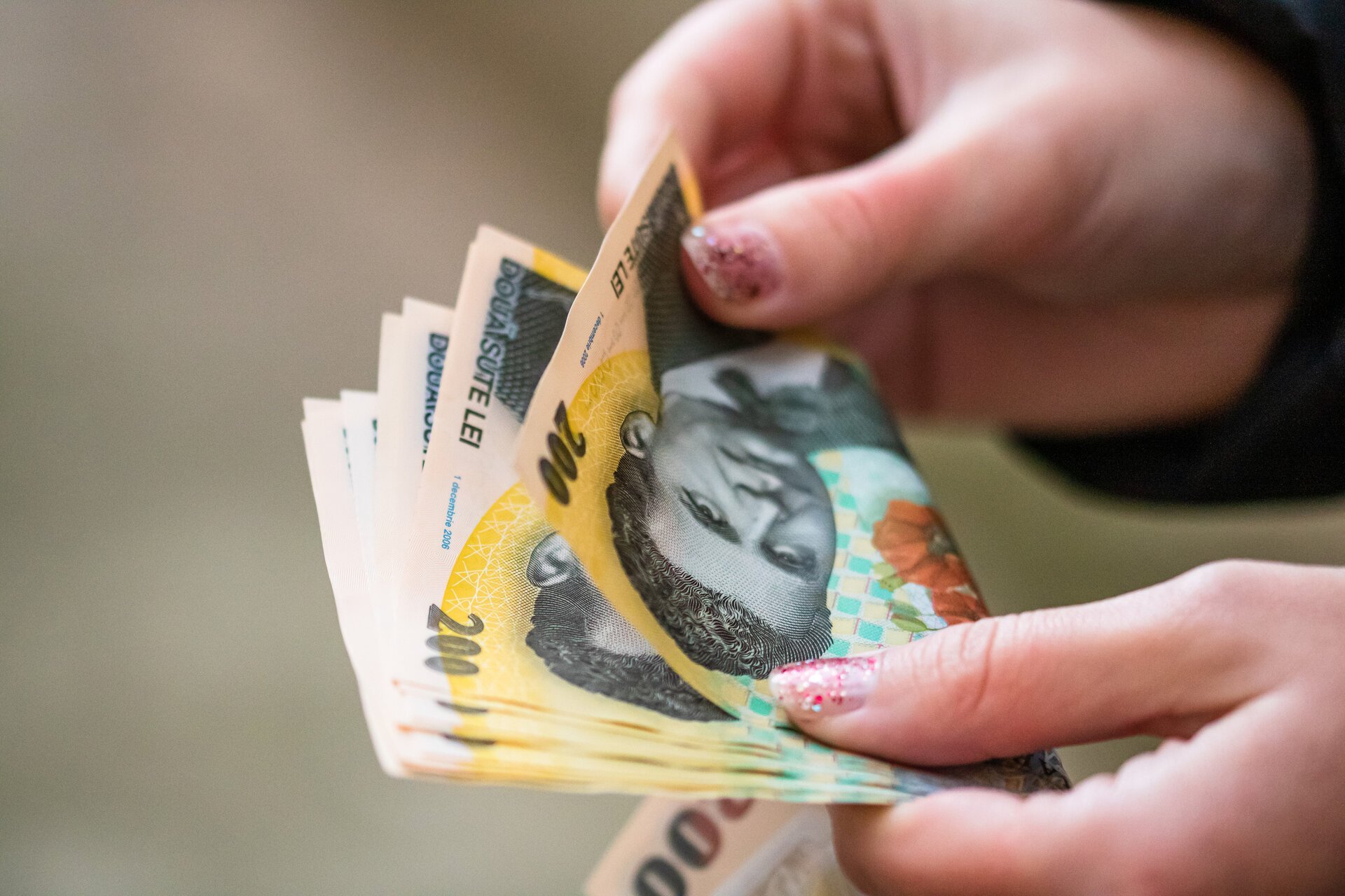 Aproape jumătate dintre angajații români au sau caută un al doilea job, iar 82% prioritizează salariul în alegerea locului de muncă