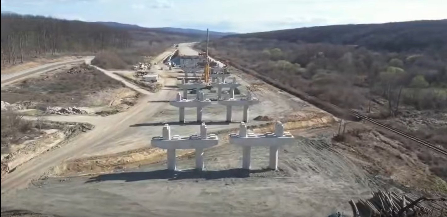 Lucrările pe secțiunea Margina–Holdea a Autostrăzii Lugoj–Deva au ajuns la un procent de 56% finalizare, conform anunțului făcut de Cristian Pistol, directorul general al Companiei Naționale de Administrare a Infrastructurii Rutiere (CNAIR)