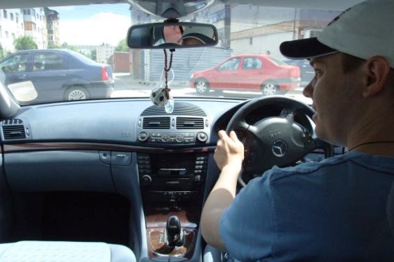 Peste 600 de șoferi care au condus vehicule cu volanul pe partea dreaptă, în condiții de neregulă, au fost sancționați de polițiștii rutieri în ultimele luni, într-un efort de consolidare a siguranței rutiere și de combatere a abaterilor pe șoselele din România