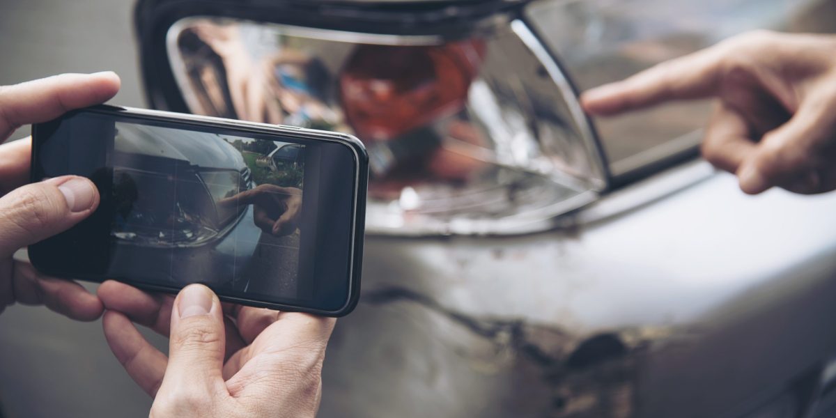 masina-lovita-in-parcare-scaled.jpg - StiriAlese