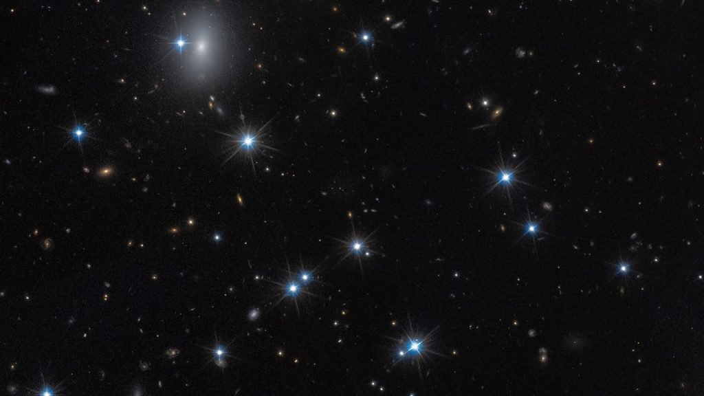 O galaxie aproape invizibilă, descoperită recent, sfidează înțelesurile noastre despre structura Universului și rolul materiei întunecate, reprezentând o adevărată provocare pentru astronomi