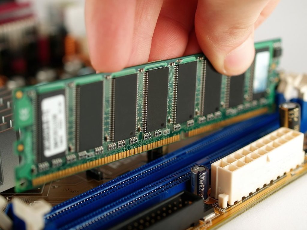 Cererea uriașă pentru tehnologii bazate pe inteligență artificială schimbă radical piața semiconductorilor, determinând o creștere semnificativă a prețurilor pentru memoriile RAM și, implicit, pentru dispozitivele electronice de consum