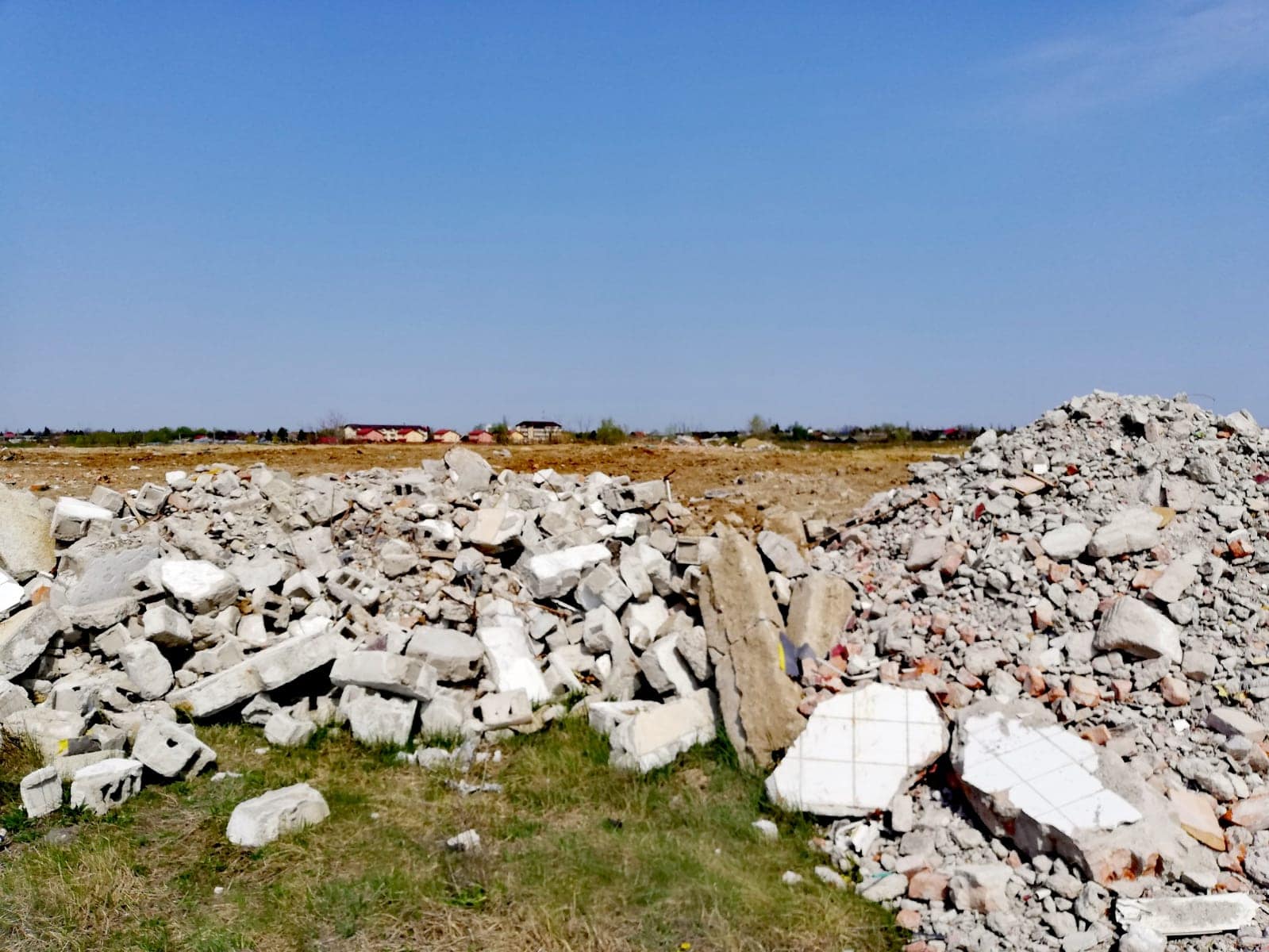 Primăria din Arad depistată cu depozitare ilegală de sute de tone de deșeuri și resturi de demolare**