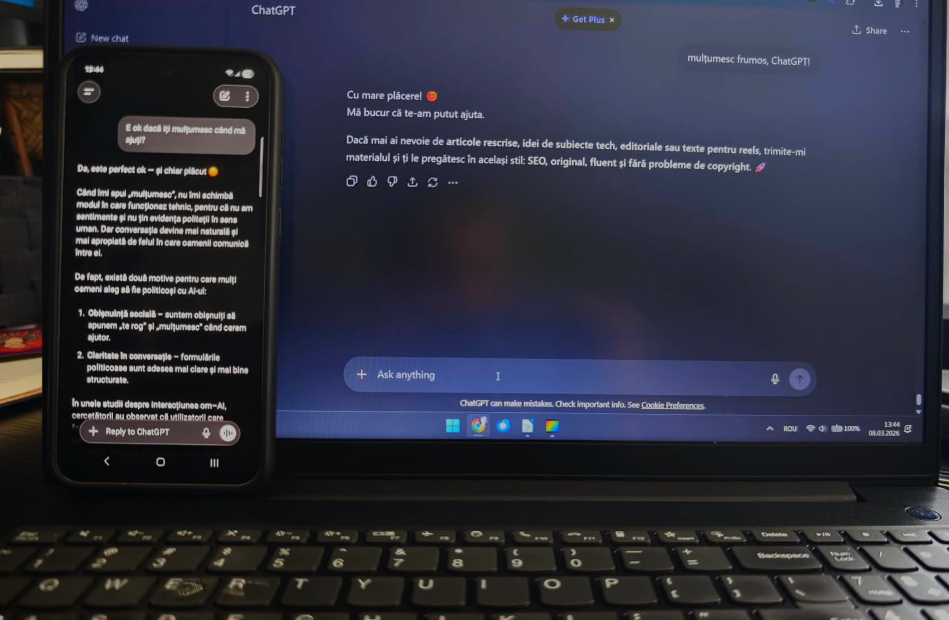 Un studiu recent realizat de cercetători a adus în discuție un aspect adesea ignorat în interacțiunea cu sistemele de inteligență artificială: modul în care formulăm întrebările și tonul pe care îl folosim pot influența serioasă calitatea răspunsurilor primite