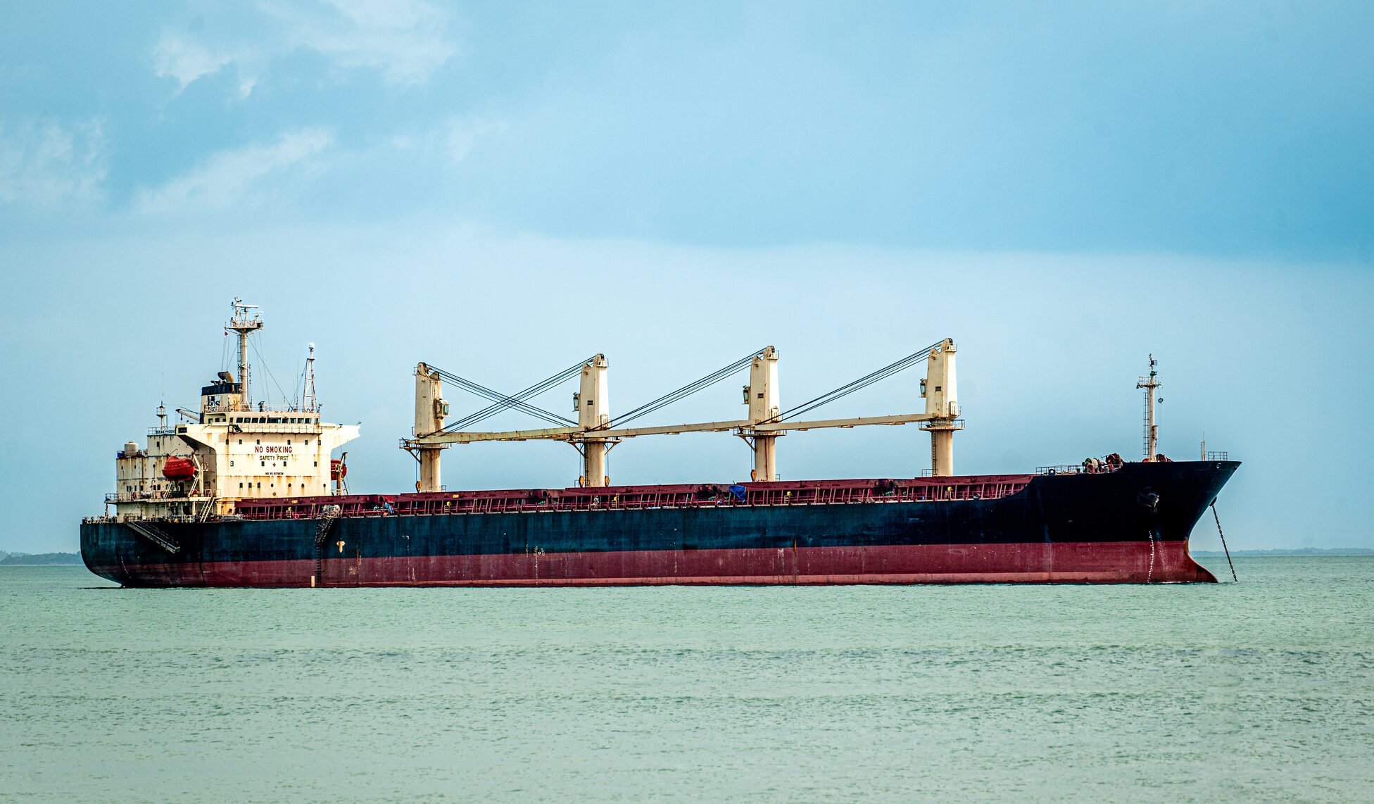 Marina militară americană începe escortarea navelor comerciale prin Strâmtoarea Ormuz, într-un climat de tensiune sporită De la începutul săptămânii, tensiunile din apropierea Strâmtorii Ormuz au escaladat după ce administrația americană a anunțat intenția de a escorta navele comerciale care tranzitează această arteră vitală pentru comerțul global, aflat în centrul unui conflict geopolitic accentuat